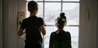 ემიგრანტ ქალს 5 წლის ტყუპზე სექსუალური ძალადობაში ადანაშაულებენ